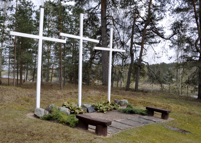 "Сначала надо дешевле, а в конце нужен чек!": Горький опыт пенсионерки в Лиепае с похоронным бюро