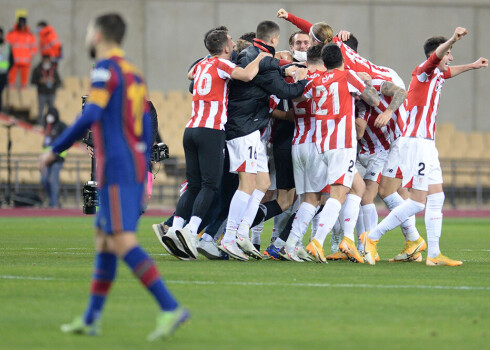 Bilbao "Athletic" priecājas par uzvaru Spānijas Superkausa finālā.