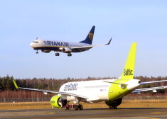 "airBaltic" un "Ryanair" lidmašīnas starptautiskajā lidostā "Rīga".