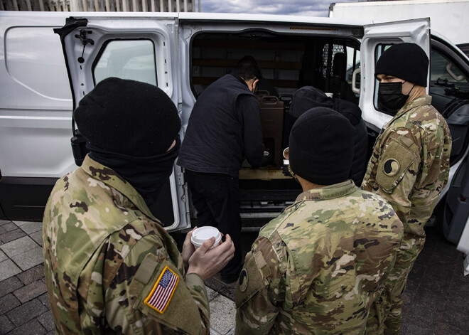 FIB pārbaudīs visus 25 000 Nacionālās gvardes karavīrus, kas uzraudzīs Baidena inaugurāciju