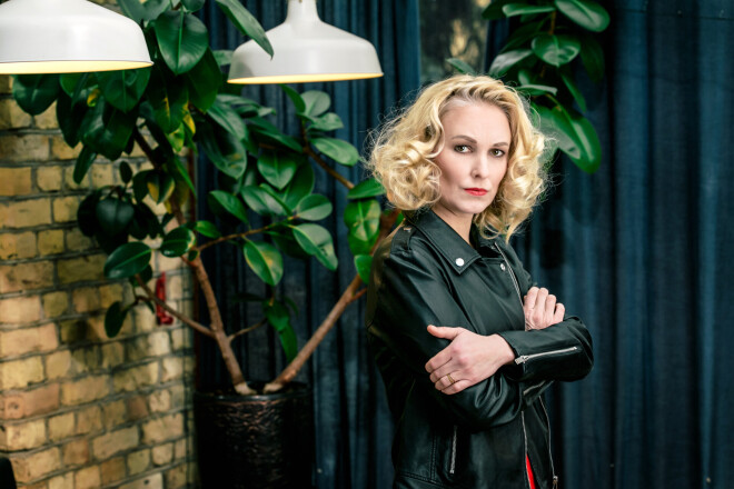 Kristīnes Nevarauskas atveidotā Jana jaunas kaislības ienesīs populārajā seriālā Viņas melo labāk.