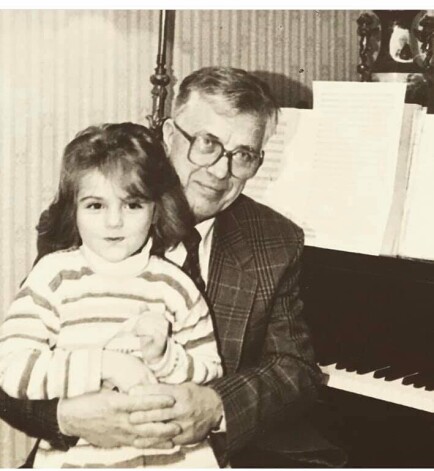 Anna ar opi deviņdesmito gadu sākumā.