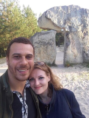 Ar draugu un dzīvesbiedru Alanu Diabati. “Kad satikāmies, viņš domāja, ka esmu spāniete, arī es domāju, ka viņš nav no Latvijas. Bet izrādās – abi esam dzimuši Latvijā,” atklāj Annamarija. Alana nodarbošanās saistīta ar zobārstniecības aprīkojuma pārdošanas jomu.