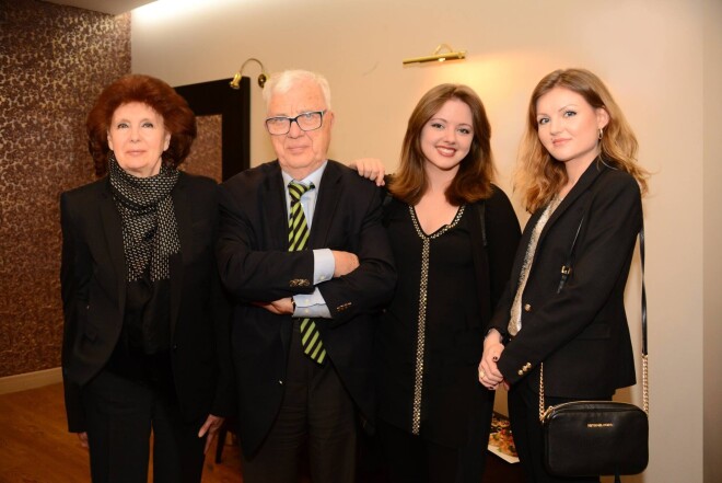 Annamarija (no labās) ar māsu Moniku un vecvecākiem Lanu un Raimondu, ko vērtē kā savas dzīves paraugu it visā.