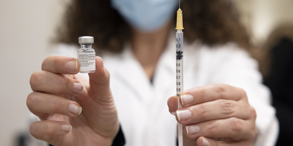 Norvēģijā komentē saistību starp Covid-19 vakcīnām un nāves gadījumiem