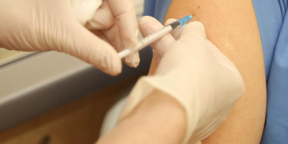 Covid-19 izslimojušos varētu vakcinēt 90 dienas pēc vīrusa pārslimošanas, informē NVD