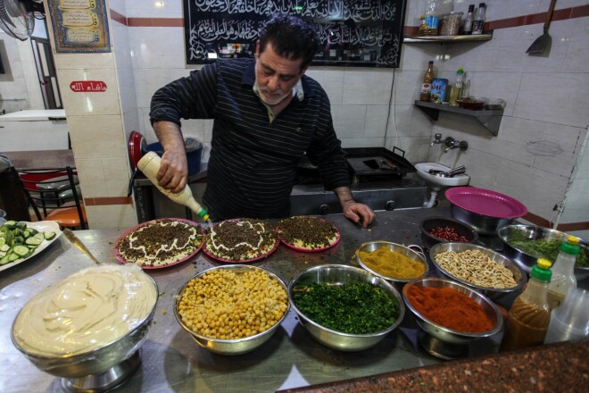 Tuvajos Austrumos notiek asa cīņa par humusa autorību.