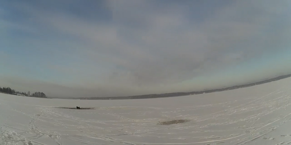 VIDEO: policija no nogrimšanas Juglas ezerā glābj par sniega tīrītāju pārveidotu kvadriciklu