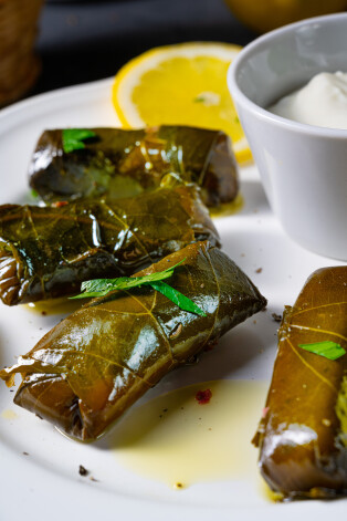 Pēc būtības dolma tie paši kāpostu tīteņi vien ir, tikai kāpostu lapas aizstātas ar vīnogu lapām.