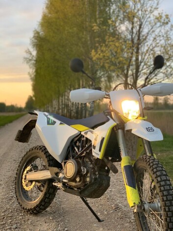 Nesen iegādātais "Husqvarna" motocikls esot 10 000 eiro vērts.