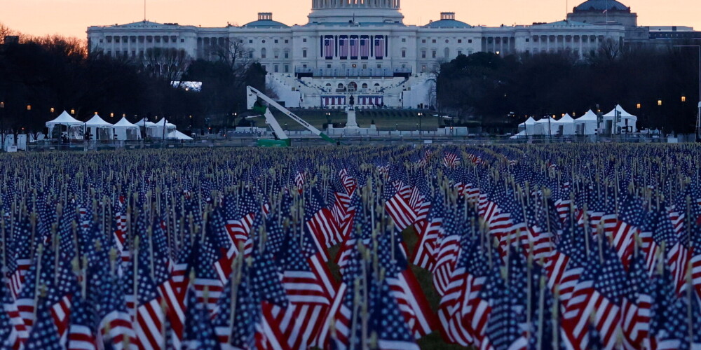 Neredzēti skati, kā gatavojas Baidena inaugurācijai: ar 200 000 karogiem aizstās pūli