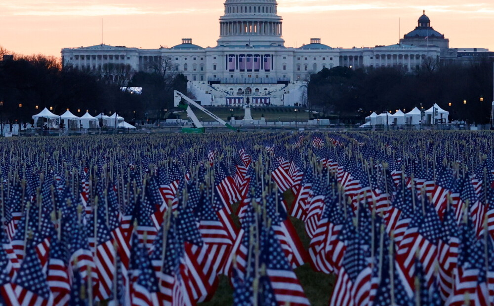 Neredzēti skati, kā gatavojas Baidena inaugurācijai: ar 200 000 karogu aizstās pūli