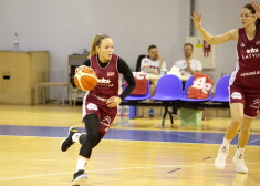 Latvijas sieviešu basketbola izlases spēlētājas Ilze Jākobsone (no kreisās) un Kristīne Vītola.