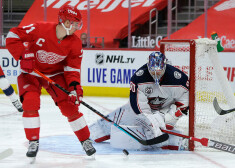 Elvis Merzļikins atvaira Detroitas "Red Wings" kapteiņa Dilana Larkina metienu.