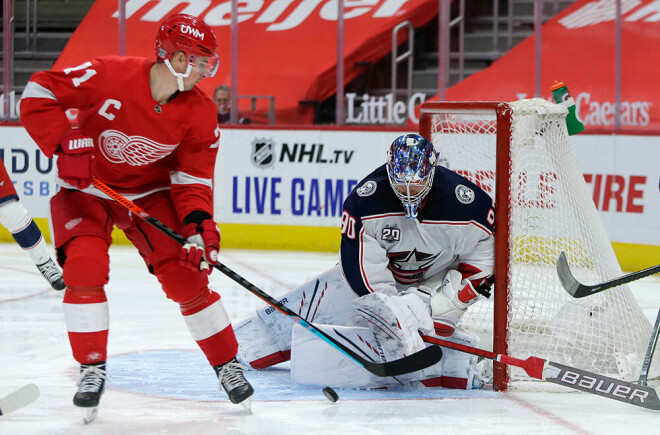 Elvis Merzļikins atvaira Detroitas "Red Wings" kapteiņa Dilana Larkina metienu.