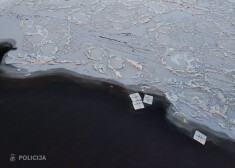 Замерзшая река не помеха: в Латгалии нашли контрабандные сигареты и алкоголь