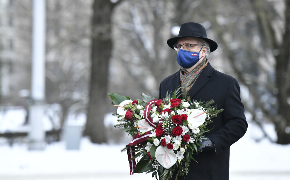 FOTO: Prezidents Egils Levits privāti noliek ziedus, pieminot barikāžu laika upurus
