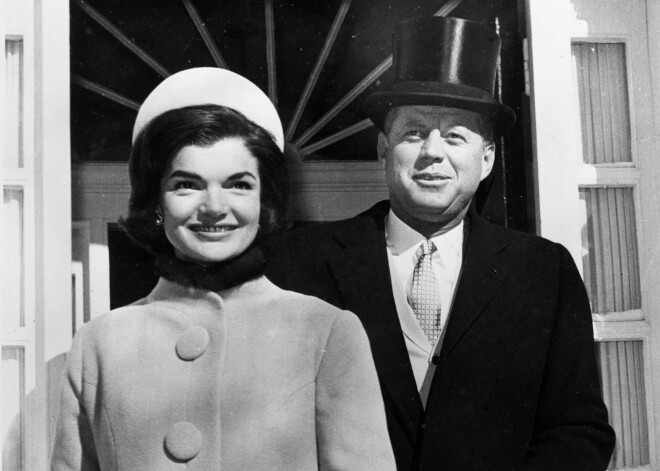 Kāds bija vēstījums? Satriecošā Džekijas Kenedijas ASV prezidenta inaugurācijas tērpa nozīme