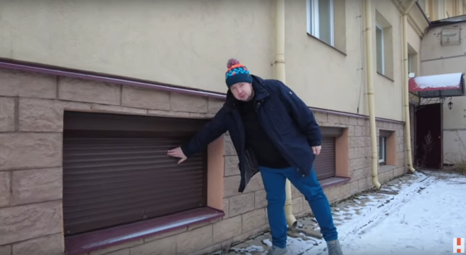 KAF izmeklēšanas nodaļas pārstāvis Georgijs Alburovs norāda uz telpām, kuras Sanktpēterburgas nomalē īrē akciju sabiedrība "Binom".