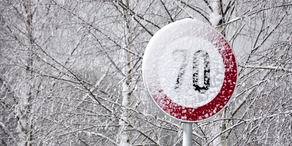 Šorīt sniegs un apledojums apgrūtina braukšanu visā Latvijas teritorijā