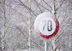 Šorīt sniegs un apledojums apgrūtina braukšanu visā Latvijas teritorijā