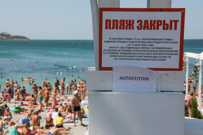 Kaut arī šovasar pandēmijas dēļ oficiāli Gelendžikas pludmales bija slēgtas, atpūtnieki to neņēma vērā.