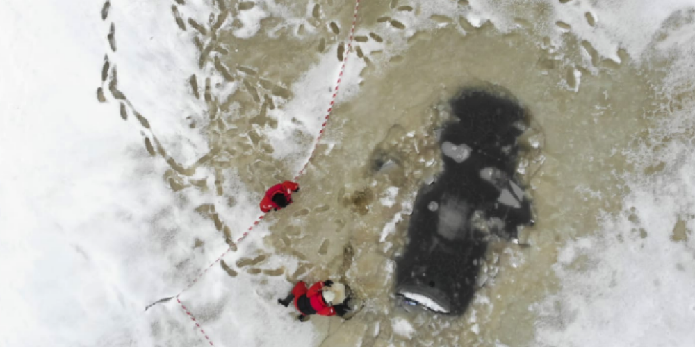 FOTO: Lielajā Baltezerā glābēji 300 metrus no krasta mēģina izcelt ledū ielūzušu auto