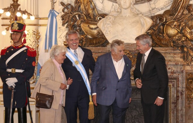 Urugvajas eksprezidents Hosē Alberto Muhika Kordano (otrais no labās) ar kundzi Lūsiju Topolanski 2019. gadā piedalās Argentīnas prezidenta Alberto Fernandesa inaugurācijas ceremonijā.