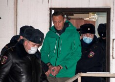 Alekseju Navaļniju aizved no policijas iecirkņa