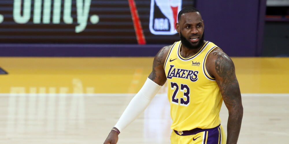 Lebrons Džeimss ar 34 punktiem palīdz "Lakers" saglabāt perfektu bilanci izbraukuma mačos
