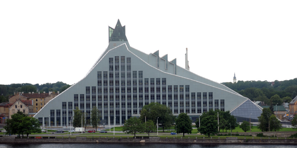 Latvijas Nacionālās bibliotēkas galvenā ēka, saukta arī par Gaismas pili, ir Latvijas Nacionālās bibliotēkas (LNB) ēka Mūkusalas ielā 3, Pārdaugavā, kas atvērta apmeklētājiem 2014. gada 12. jūnijā, oficiāla ēkas atklāšana notika 29. augustā. Latvijas Nacionālās bibliotēkas ēkas kopējās izmaksas sastādīja 268 miljonus eiro.