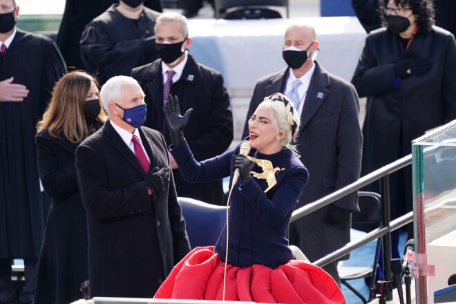 Lady Gaga dzied valsts himnu ASV prezidenta Džo Baidena inaugurācijas ceremonijā.