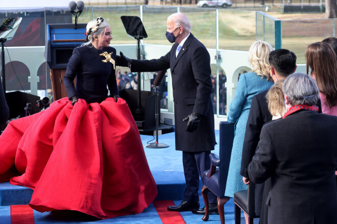 Lady Gaga un Džo Baidens ASV prezidenta inaugurācijas ceremonijā.