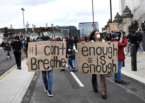 BLM aktīvisti protestē Londonas ielās.