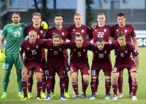 Latvijas futbola izlase pirms UEFA Eiropas čempionāta kvalifikācijas turnīra spēles futbolā starp Latvijas un Izraēlas valstsvienībām Daugavas stadionā.