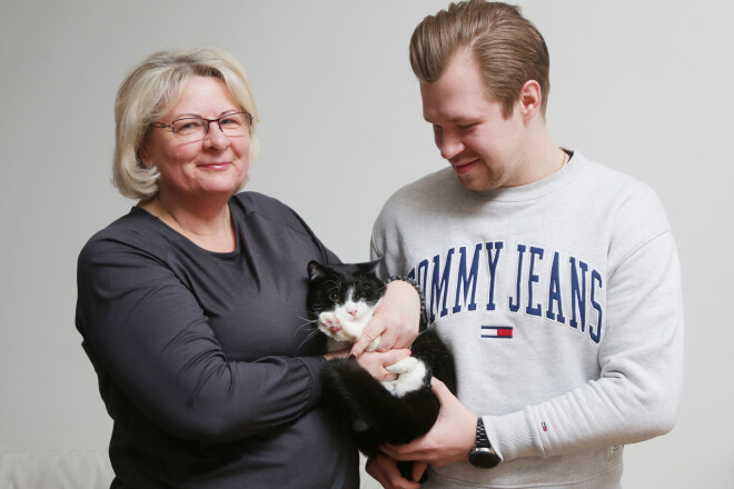 Veterinārārsts Gusts Indāns ieradies apciemot Inesi un Leo. "Saņēmu video, kā Leo skrien pa māju, un tad sapratu, ka paveiktais ir bijis tā vērts," gandarīts ir ārsts. 