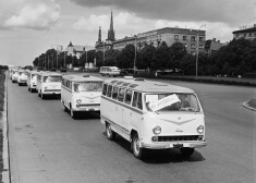 Mikroautobusu Latvija kolonna pirms došanās uz Vispasaules jaunatnes un studentu festivālu Helsinkos. 1962. gads.