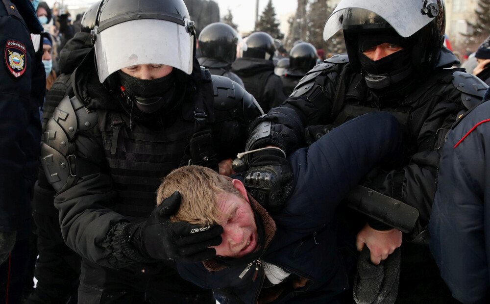 Daudzviet Krievijā sākušies Navaļnija atbalstītāju vērienīgi protesti