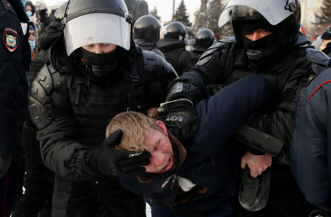 Krievijas specvienības aiztur protesta dalībnieku Novosibirskā.