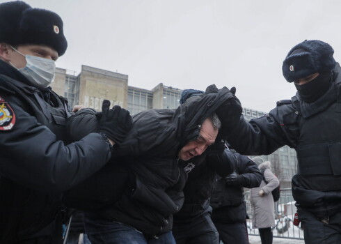 Daudzviet Krievijā norit vērienīgi protesti; drošībnieki Maskavā aizturējuši Alekseja Navaļnija sievu Jūliju