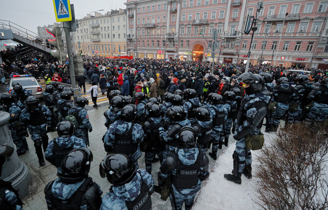 Maskavā protestā piedalās vismaz 40 tūkstoši Navaļnija atbalstītāji. 