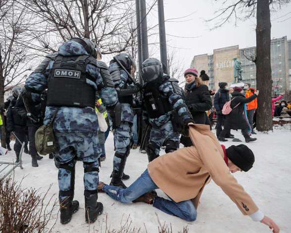 OMON specvienības kaujinieki Maskavā aiztur protestētāju.