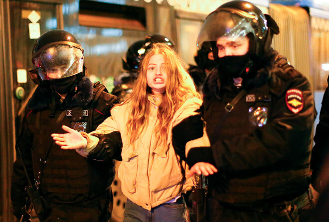 Krievijas drošības struktūras pret mierīgajiem protestētājiem daudzviet vērsušās ar rupju spēku.