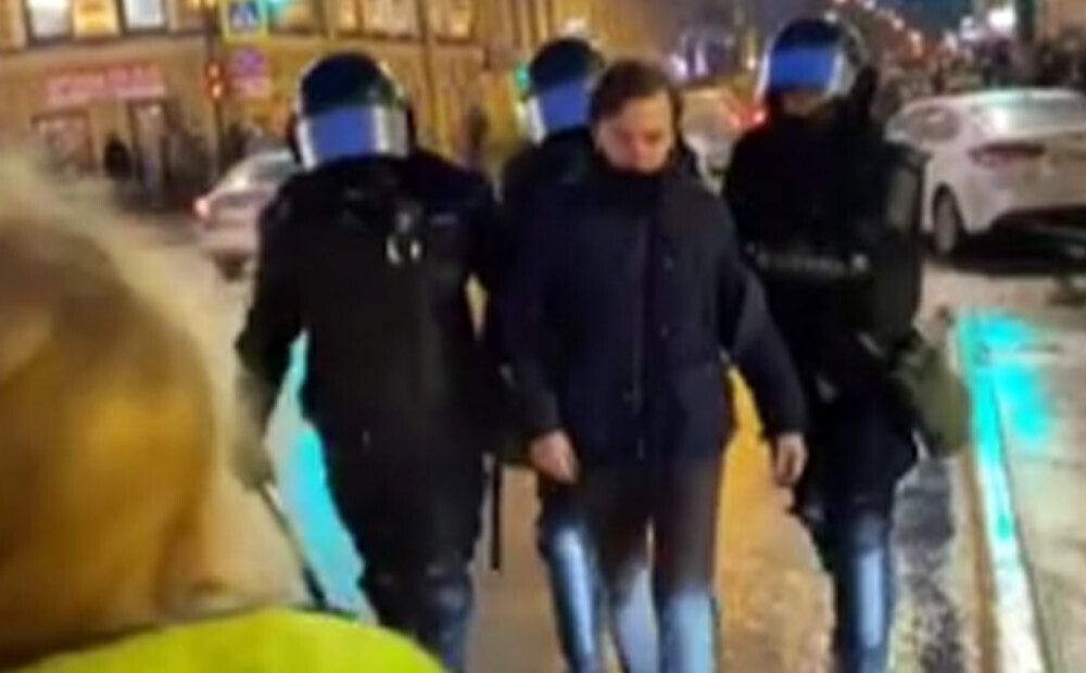 VIDEO: Sanktpēterburgā policists ar kāju iesper pa vēderu sievietei, kuru pēc tam nācās hospitalizēt
