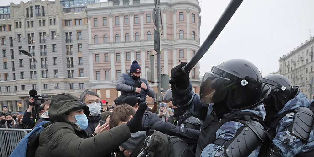 Navaļnija atbalstītāju protesti Krievijā: drošībnieki pret cilvēkiem daudzviet vērsušies ar rupju spēku