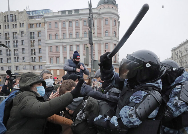 Navaļnija atbalstītāju protesti Krievijā: drošībnieki pret cilvēkiem daudzviet vērsušies ar rupju spēku