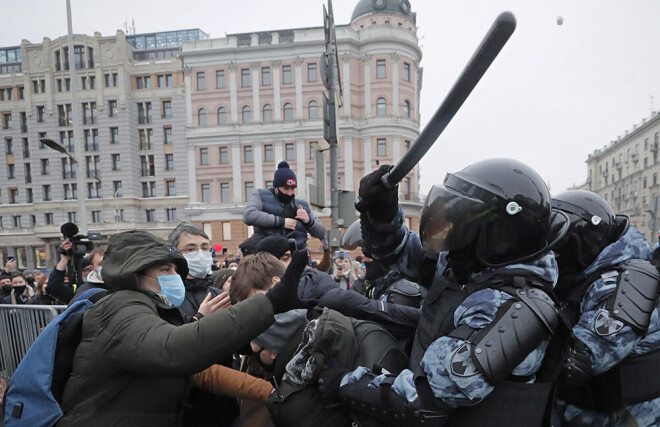 Tiek ziņots, ka vairāki protestētāji nopietni cietuši.