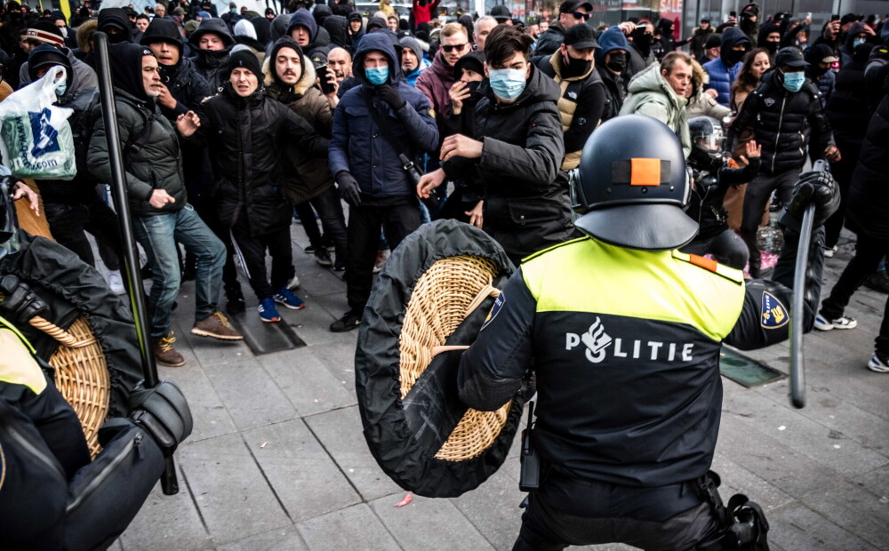 Nīderlandē protesti pret komandantstundu pāraug sadursmēs ar policiju