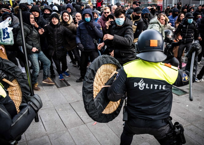 Nīderlandē protesti pret komandantstundu pāraug sadursmēs ar policiju