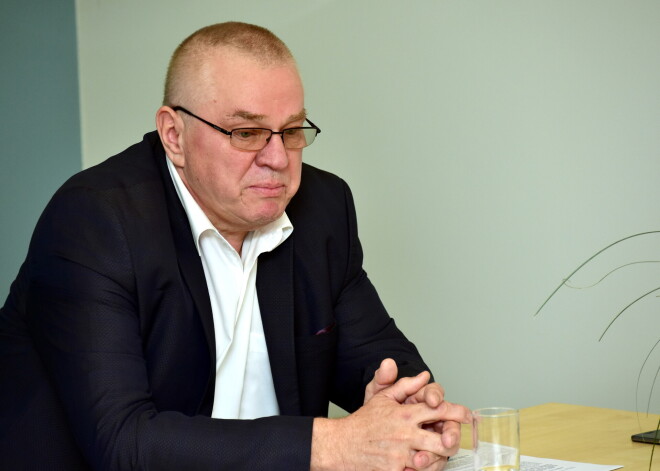 Ikšķiles mēram Trapiņam grūti laiki - draud atstādināšana no darba, bet tikmēr ģimenes īpašumam vairāki administratīvie procesi